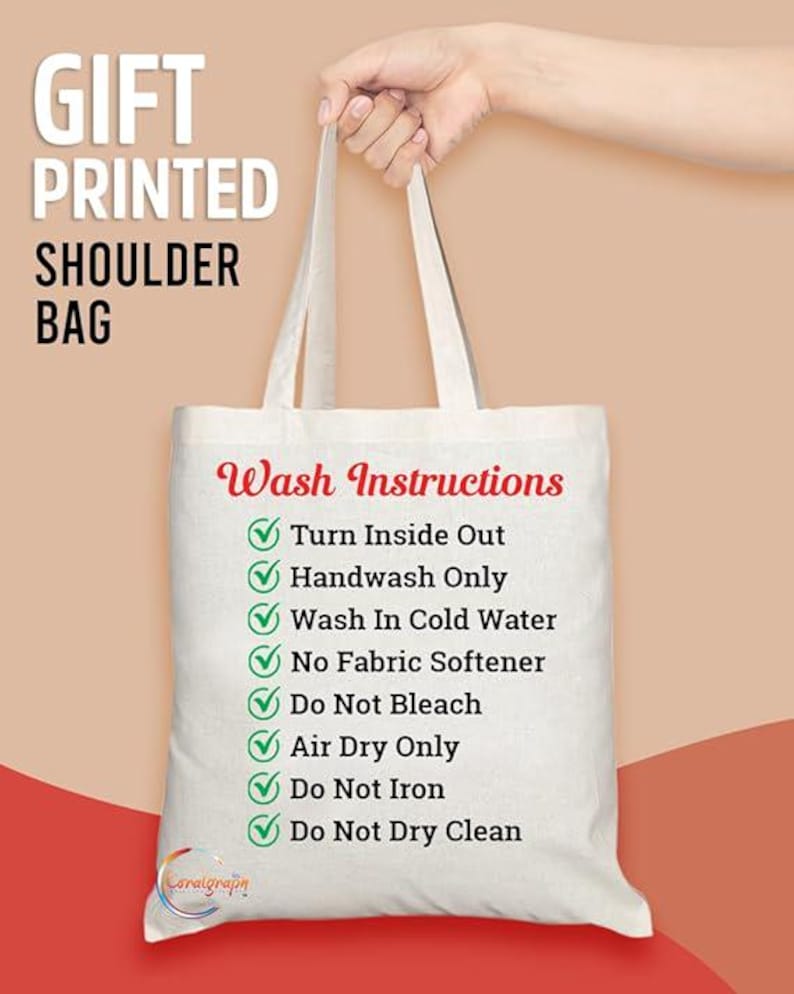 Puede incluir: Bolso de hombro de lona blanco con marcas de verificaci&oacute;n verdes y el texto "Wash Instructions" seguido de una lista de instrucciones de cuidado: Turn Inside Out, Handwash Only, Wash In Cold Water, No Fabric Softener, Do Not Bleach, Air Dry Only, Do Not Iron, Do Not Dry Clean.