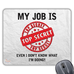 CP105 My Job Is Top Secret Podkładka pod myszkę – dowcipny prezent dla biura i do pracy