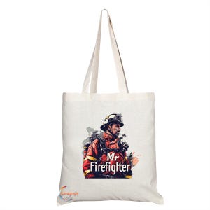 TB1778 Mr Firefighter-draagtas – Milieuvriendelijke natuurlijke canvas tas met lange hengsels, duurzame en stijlvolle print met brandweerthema
