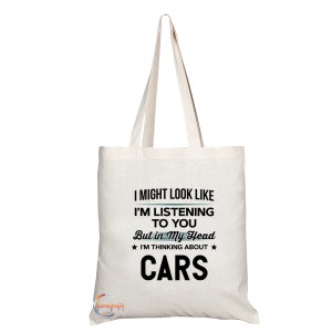 TB763 Ich könnte aussehen, als würde ich zuhören, aber in meinem Kopf denke ich an Autos Neuheit Geschenk Stilvolle Tragetasche mit langem Griff