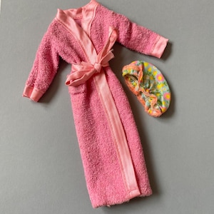 Vintage Sindy, Tressy doll pink dressing gown and shower cap, bonnet outfit.