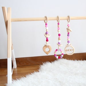 Gimnasio de madera bebé con 3 juguetes rosas / Decoración perfecta de guardería para bebés / Centro de actividades Montessori imagen 1