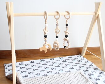 Monochrome Baby gym with 3 organic gym toys / Made from locally grown ash tree / Toys are made from organic cotton yarn