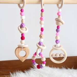 Gimnasio de madera bebé con 3 juguetes rosas / Decoración perfecta de guardería para bebés / Centro de actividades Montessori imagen 2