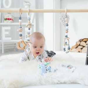 Gimnasio clásico de madera para bebés con 3 juguetes / Decoración perfecta de la guardería / Centro de actividades Montessori