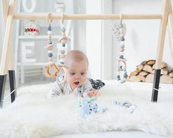 Ginásio clássico de madeira para bebês com 3 brinquedos / Decoração perfeita para berçário / Centro de atividades Montessori