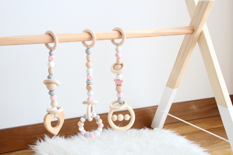 Gimnasio de madera bebé con 3 juguetes rosas / Decoración perfecta de guardería para bebés / Centro de actividades Montessori imagen 7