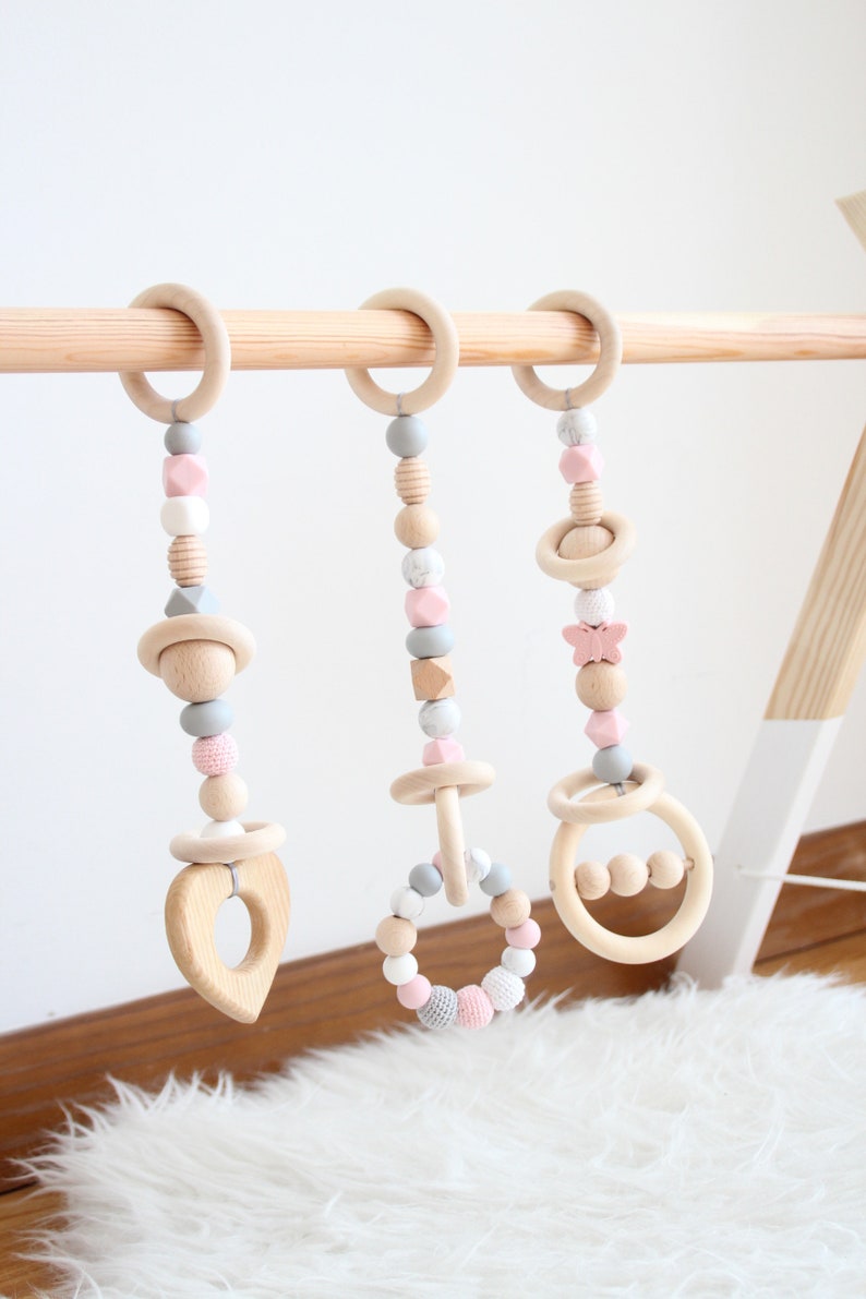 Gimnasio de madera bebé con 3 juguetes rosas / Decoración perfecta de guardería para bebés / Centro de actividades Montessori imagen 6