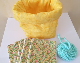 Panier  jaune lingettes et fleur de douche