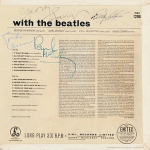 Könnte beinhalten: Ein Vintage-Vinyl-Plattencover für das Beatles-Album "With the Beatles". Das Cover zeigt einen weißen Hintergrund mit schwarzem Text und eine Liste der Songs auf jeder Seite der Platte. Das Albumcover ist von allen vier Beatles-Mitgliedern signiert: George Harrison, John Lennon, Paul McCartney und Ringo Starr.
