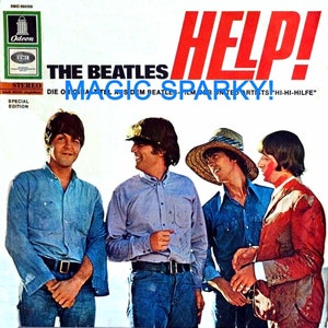Op de afbeelding: De albumhoes van The Beatles voor "Help!" met de bandleden in casual kleding, waarvan er drie blauwe shirts en jeans dragen, en één een rood jack. De albumtitel "HELP!" staat in grote rode letters.