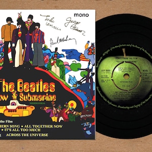 Op de afbeelding: Een vintage vinylplaat en albumhoes voor "Yellow Submarine" van The Beatles. De albumhoes toont een kleurrijke illustratie van de band en de titel van de film. De plaat is zwart met een groen label.