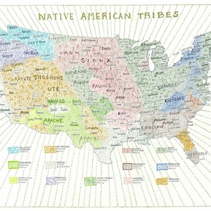Könnte beinhalten: Eine Karte der Vereinigten Staaten, die die Standorte der amerikanischen Ureinwohner zeigt. Die Karte ist in verschiedene farbige Regionen unterteilt, die jeweils eine andere Sprachfamilie repräsentieren. Die Karte enthält auch die Namen der Stämme und ihre Standorte.