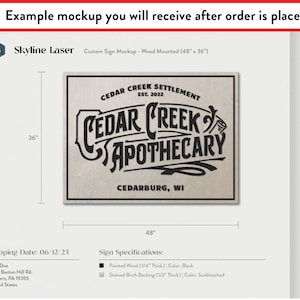 Puede incluir: Una maqueta de un letrero de madera personalizado con el texto "Cedar Creek Apothecary" en letras negras sobre un fondo de madera claro. El letrero mide 122 cm de ancho por 91 cm de alto y est&aacute; montado sobre un respaldo de madera. El letrero es una maqueta de letrero personalizado para un negocio llamado "Cedar Creek Apothecary".