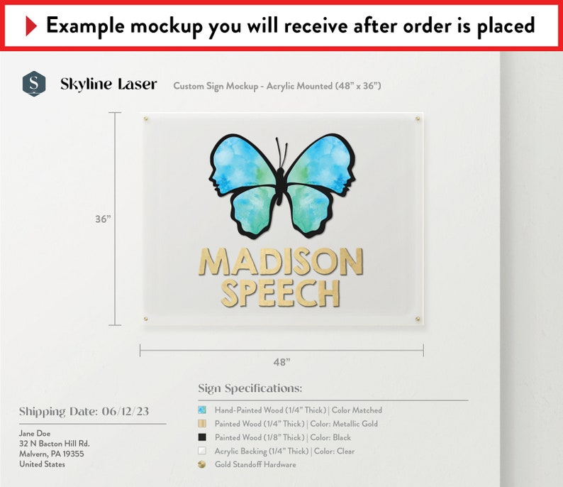 Op de afbeelding: Een mockup van een aangepast bord met de tekst "MADISON SPEECH" in gouden letters op een transparante acryl achtergrond. Het bord is 122 cm breed en 91 cm hoog en heeft een blauw aquarel vlinderontwerp. Het bord is gemonteerd op een witte muur.