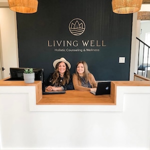 Letrero para pequeñas empresas con logotipo 3D cortado a láser - Montaje en pared - Plástico brillante - Madera natural - Letrero con logotipo cortado para decoración de pared de oficina - Hecho en EE. UU.