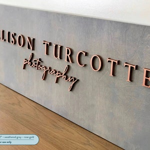 Placa de logotipo montada em madeira - Madeira personalizada - Corte a laser - Logotipo 3D - Perfeito para: Lobby de escritório Sala de espera - Personalizável - Cor completa