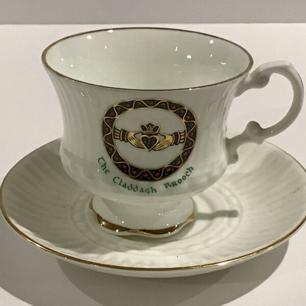 Royal Tara, Irlande, Broche Claddagh, tasse à thé et soucoupe