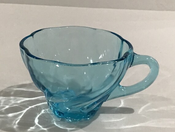 Blue glass tea cups deals