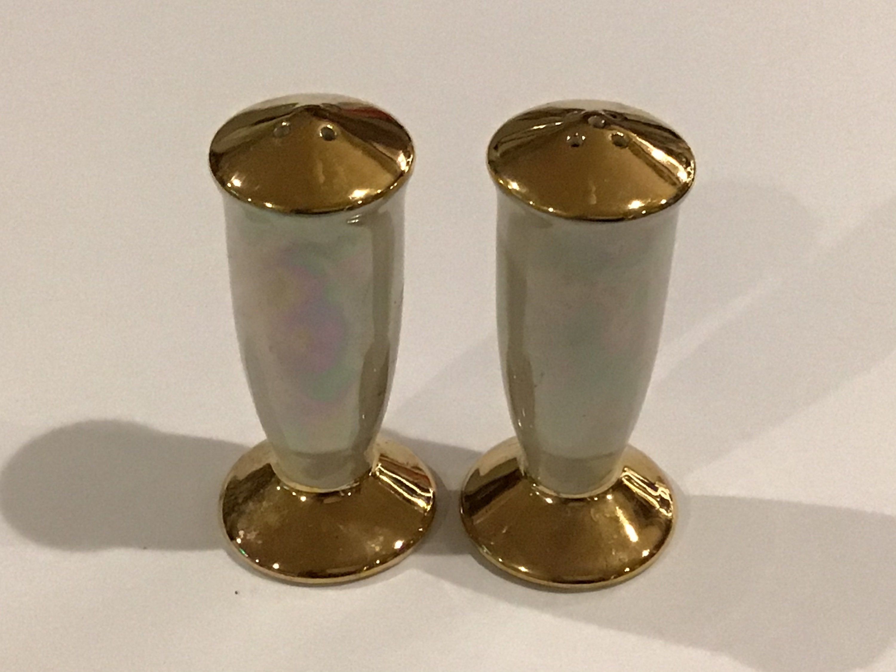 Holley Ross Iridescent Salt and Pepper Shakers con Base de Oro Etsy