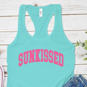 Camiseta de tirantes Sunkissed Puff, camiseta de tirantes Sunkissed Puff personalizada, camiseta de tirantes Sunkissed Beach, ropa de playa de moda, camiseta de tirantes para vacaciones, camiseta de tirantes para despedida de soltera