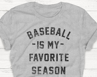 Könnte beinhalten: Graues T-Shirt mit dem Aufdruck "Baseball is my favorite season" in Schwarz.