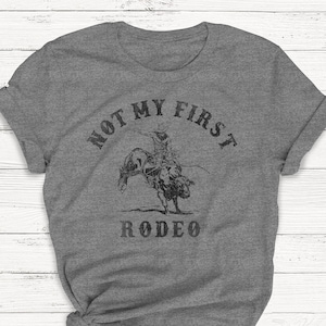 Nicht mein erstes Rodeo Shirt, Western Shirt, Damen Grafik T-Shirt, Country Musik, Cowboy, Wüste, Alkohol, Brunch, Wodka, Vintage, Champagner