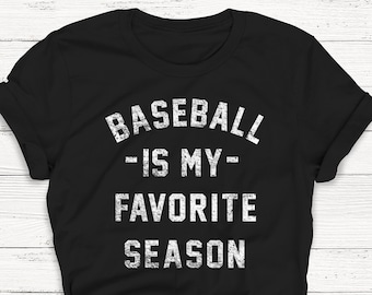 Könnte beinhalten: Schwarzes T-Shirt mit weißem Text, der "Baseball - Is My - Favorite Season" lautet.