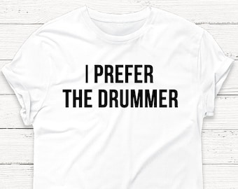 Puede incluir: Camiseta blanca con texto negro que dice "Prefiero al baterista".