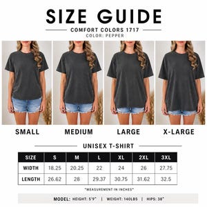 Pu&ograve; includere: Una guida alle taglie per una t-shirt unisex Comfort Colors 1717 color pepper. L'immagine mostra quattro foto con le taglie small, medium, large ed extra-large, insieme a una tabella che elenca larghezze e lunghezze in pollici dalla S alla 3XL.