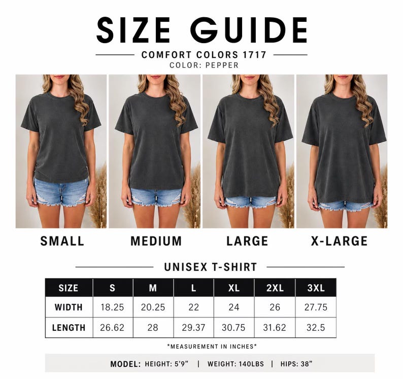 Pu&ograve; includere: Una guida alle taglie per una t-shirt unisex Comfort Colors 1717 color pepper. L'immagine mostra quattro foto con le taglie small, medium, large ed extra-large, insieme a una tabella che elenca larghezze e lunghezze in pollici dalla S alla 3XL.