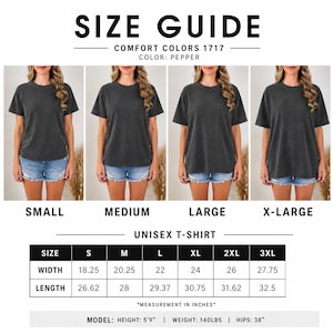 Puede incluir: Una gu&iacute;a de tallas para una camiseta unisex Comfort Colors 1717 en color pepper. Muestra cuatro im&aacute;genes de la camiseta en tallas small, medium, large y extra-large, junto a una tabla con las medidas de ancho y largo en pulgadas de la S a la 3XL.