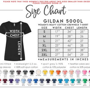 K&ouml;nnte beinhalten: Eine Gr&ouml;&szlig;entabelle f&uuml;r das Gildan 5000L T-Shirt aus schwerer Baumwolle mit einer schwarzen T-Shirt-Abbildung, Messlinien f&uuml;r Breite, Brust und L&auml;nge, einer Tabelle mit den Gr&ouml;&szlig;en S bis 3XL in Zoll sowie einer Palette mit 40 verf&uuml;gbaren Farben.