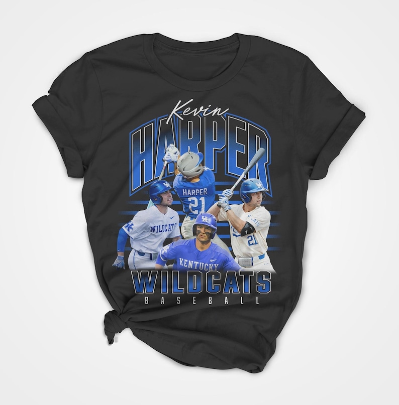 K&ouml;nnte beinhalten: Ein schwarzes T-Shirt mit einem Grafikdruck des Baseballspielers Kevin Harper in verschiedenen Action-Posen. Das Design enth&auml;lt den Text "Kevin Harper", "Wildcats" und "Baseball" in Blau und Wei&szlig;, mit Bildern des Spielers in Kentucky Wildcats-Uniformen.