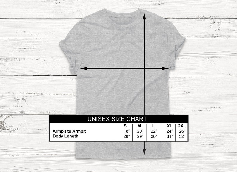 Pu&ograve; includere: Tabella delle taglie unisex per una t-shirt con misure in pollici per la larghezza delle ascelle e la lunghezza del corpo. Le taglie includono S, M, L, XL e 2XL.