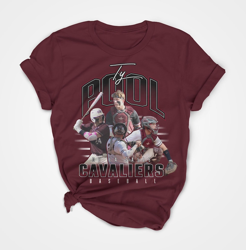 K&ouml;nnte beinhalten: Ein kastanienbraunes Kurzarm-T-Shirt mit einem Grafikdruck von drei Baseballspielern in Aktion. Der Text lautet Ty Pool &uuml;ber den Spielern und Cavaliers Baseball darunter. Das Design zeigt einen Schlagmann, einen F&auml;nger und einen Werfer.