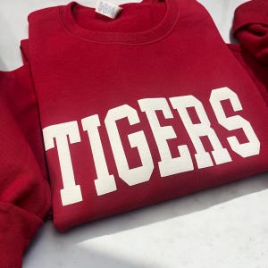 Benutzerdefiniertes Team Name Sweatshirt, Schul Sweatshirt, Puff Druck, Geprägter Puff Druck, Geschenk für Mama, Schule Sweatshirt, personalisierte Puff