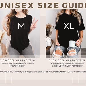 K&ouml;nnte beinhalten: Ein Unisex-Gr&ouml;&szlig;enleitfaden mit zwei schwarzen T-Shirts. Das linke Bild zeigt ein T-Shirt in Gr&ouml;&szlig;e M, das rechte Bild ein T-Shirt in Gr&ouml;&szlig;e XL. Der Text umfasst UNISEX SIZE GUIDE, M, XL, THE MODEL WEARS SIZE M, THE MODEL WEARS SIZE XL.