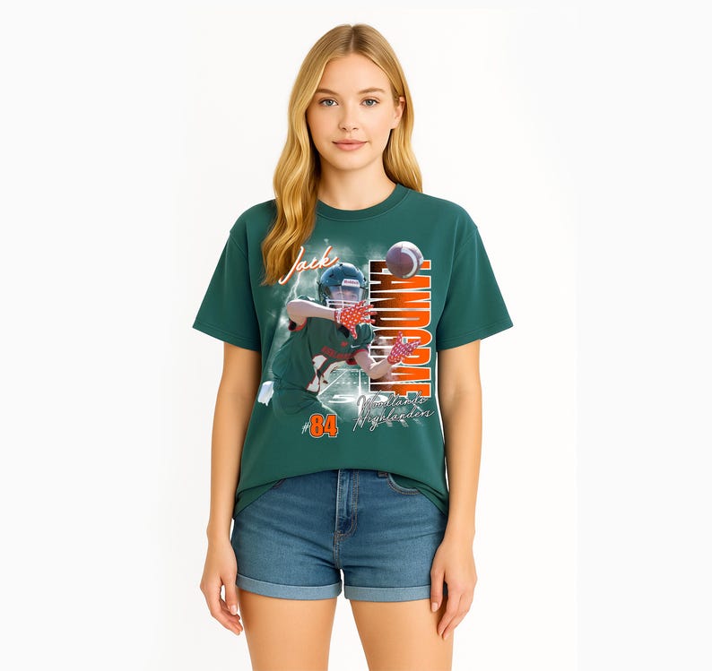 K&ouml;nnte beinhalten: Ein dunkelgr&uuml;nes Kurzarm-T-Shirt mit einem Grafikdruck eines Footballspielers in Helm und Trikot mit der Nummer 84. Der Text "Jack" und "LANDGRAF" erscheint in Orange und Wei&szlig;, zusammen mit "Woodlands Highlanders" in Schreibschrift.