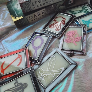 Arte en vitrales de Providence Cards de One Dark Window / Elspeth Spindle Ravyn Yew Rachel Gillig Two Twisted Crowns Regalos y artículos de merchandising