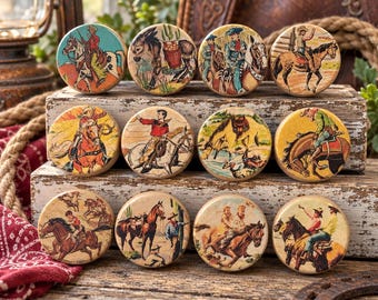 Puede incluir: Un juego de doce pomos redondos de madera con coloridas ilustraciones de estilo vintage que muestran vaqueros, caballos y paisajes desérticos. Cada pomo presenta una escena única de la vida del oeste en tonos cálidos.