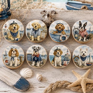 Puede incluir: Un conjunto de ocho posavasos con temática náutica y perros. Cada posavasos presenta una raza de perro diferente vestida de marinero, con fondos costeros. Los posavasos son redondos y están hechos de un material claro.