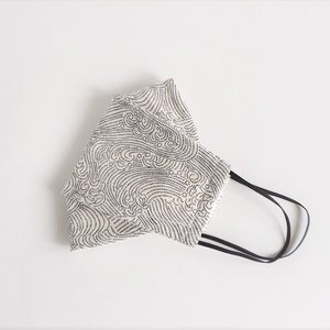 Máscara facial de origami 3D | Ondas pontilhadas marfim | Tecidos japoneses | Algodão de qualidade | Bolso para filtro | Máscara antiembaçante | Inserções de filtro GRÁTIS | 2 camadas