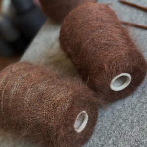 Geborstelde alpaca met lurexvezelgaren op kegel, alpacawol, natuurlijk pluizig garen, bruin alpacagaren, per kegel