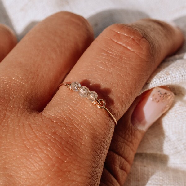 Mini Labradorite ring, Gold filled wire ring with real labradorite stones, Dainty gemstone ring, Stackable wire ring, handmade gold ring