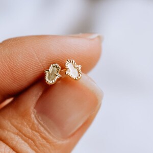 Massief gouden mini Hamsa Hand oorbellen, massief gouden oorbellen, schroef terug oorbellen, massief goud Hamsa Stud Oorbellen, 10K gouden studs