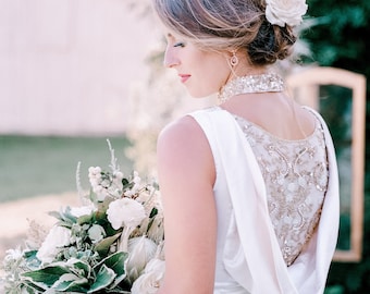 Vestido de novia con cuello vuelto y cuentas color champán: corte entallado y acampanado inspirado en los años 20