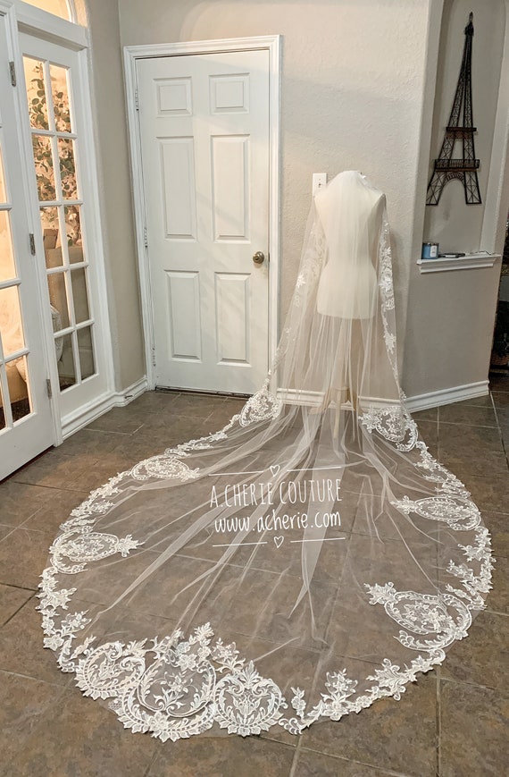 Floral Scallop Lace Cathedral Veil: Light Ivory Bridal Veil  display picture 2