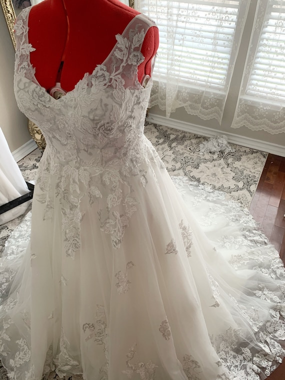 Silver Threaded Lace Wedding Dress: Glitter Tulle A-Line Ballgown Silver Threaded Lace Wedding Dress: Glitter Tulle A-Line Ballgown