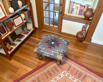 Ręcznie robiony turecki puf Kilim w stylu boho vintage, kwadratowy, tapicerowany podnóżek – puf z juty pokryty dywanem, przy łóżku